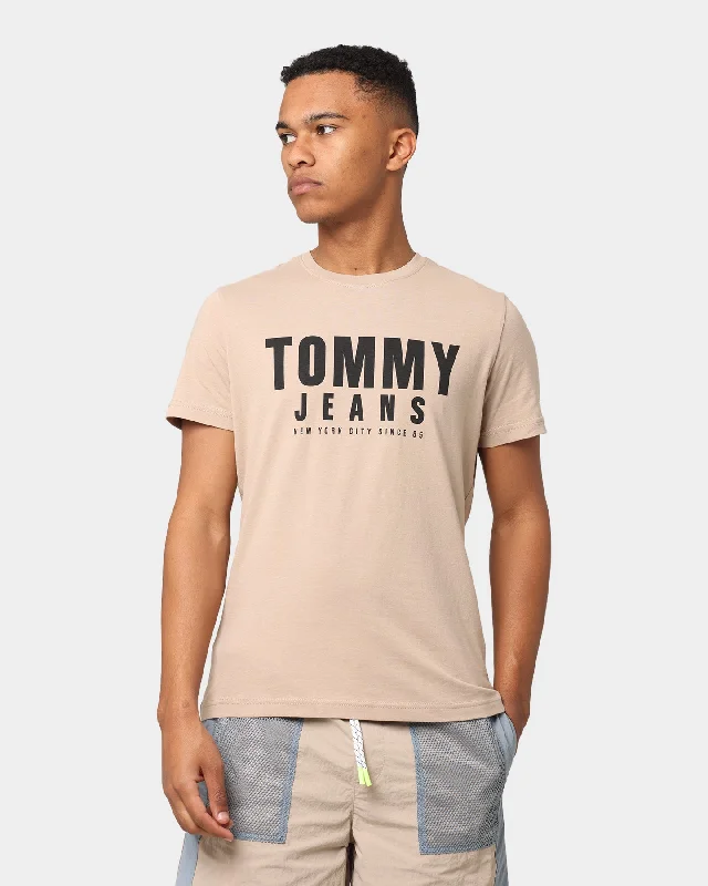 Tommy Jeans Centre Chest Tommy Graphic T-Shirt Soft Beige Mesh Fabric Canvas Fabric Denim Fabric Tommy Jeans Centre Chest Tommy Graphic T-Shirt Soft Beige Mesh Fabric Canvas Fabric Denim Fabric