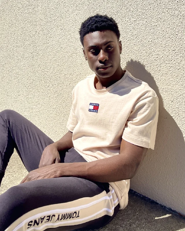 Tommy Jeans Tommy Badge T-Shirt Smooth Stone Front Pockets Side Pockets Patch Pockets Tommy Jeans Tommy Badge T-Shirt Smooth Stone Front Pockets Side Pockets Patch Pockets